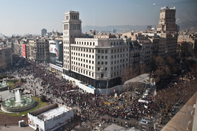 Vista aèrea de la manifestació al seu pas per Plaça Catalunya amb Passeig de Gràcia   JORDI BORRÀS